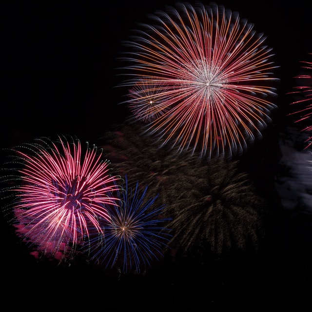 Warna-warni kembang api yang begitu indah - ilmutenik.id