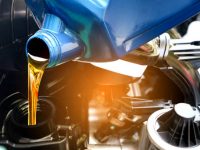 Pengisian oli pada kendaraan - ilmuteknik.id