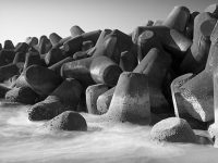 ilmuteknik.id - Penggunaan tetrapod pada pinggir pantai