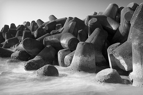 ilmuteknik.id - Penggunaan tetrapod pada pinggir pantai