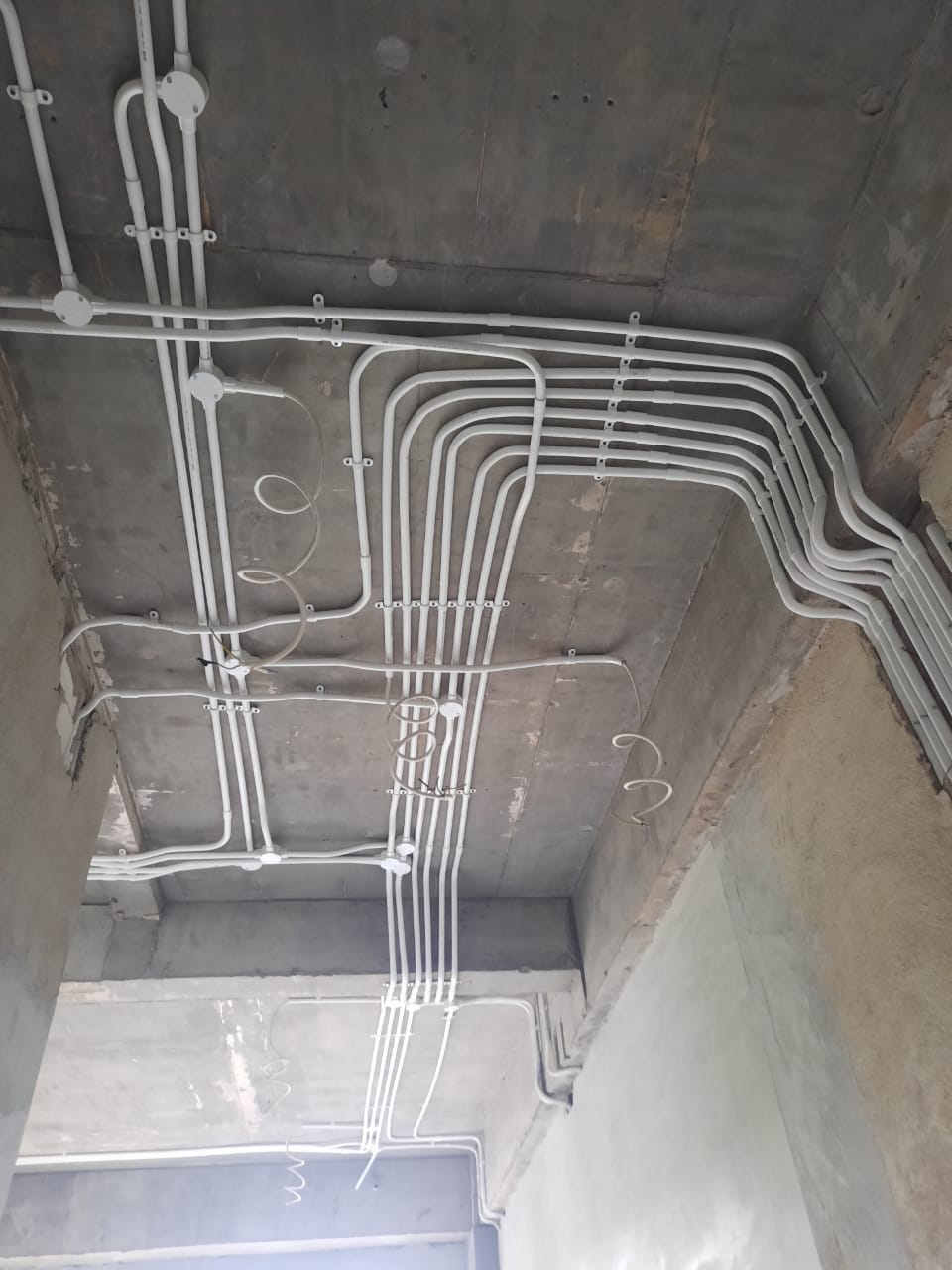 ilmuteknik.id - Instalasi pipa conduit diatas plafond