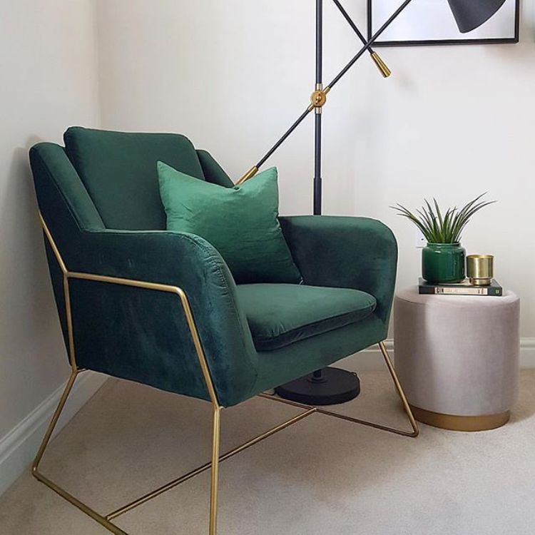 Desain kursi jenis armchair dengan nuansa hijau