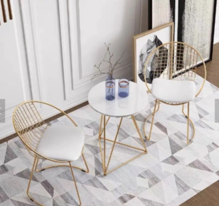 Desain kursi minimalis dengan kerangka dari besi