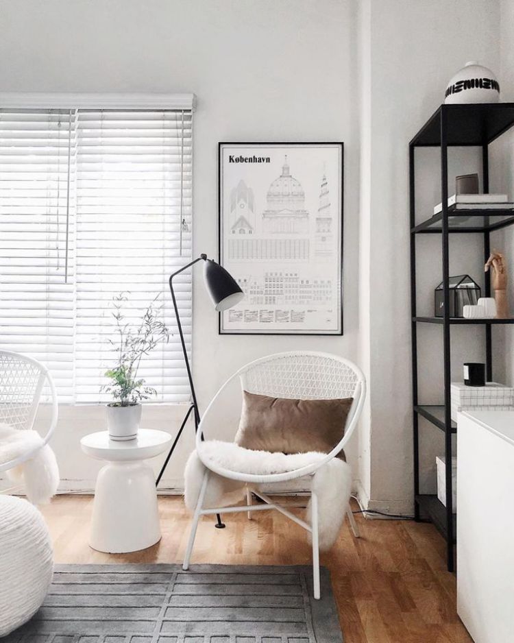 Kursi Putih Cocok untuk Bersantai