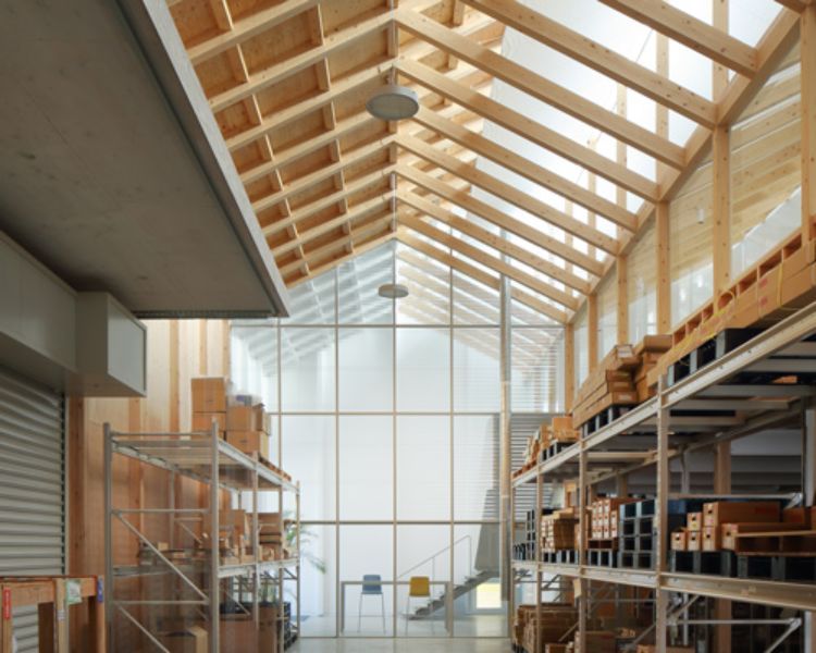 Desain Gudang yang Dikelilingi dengan Material Kaca