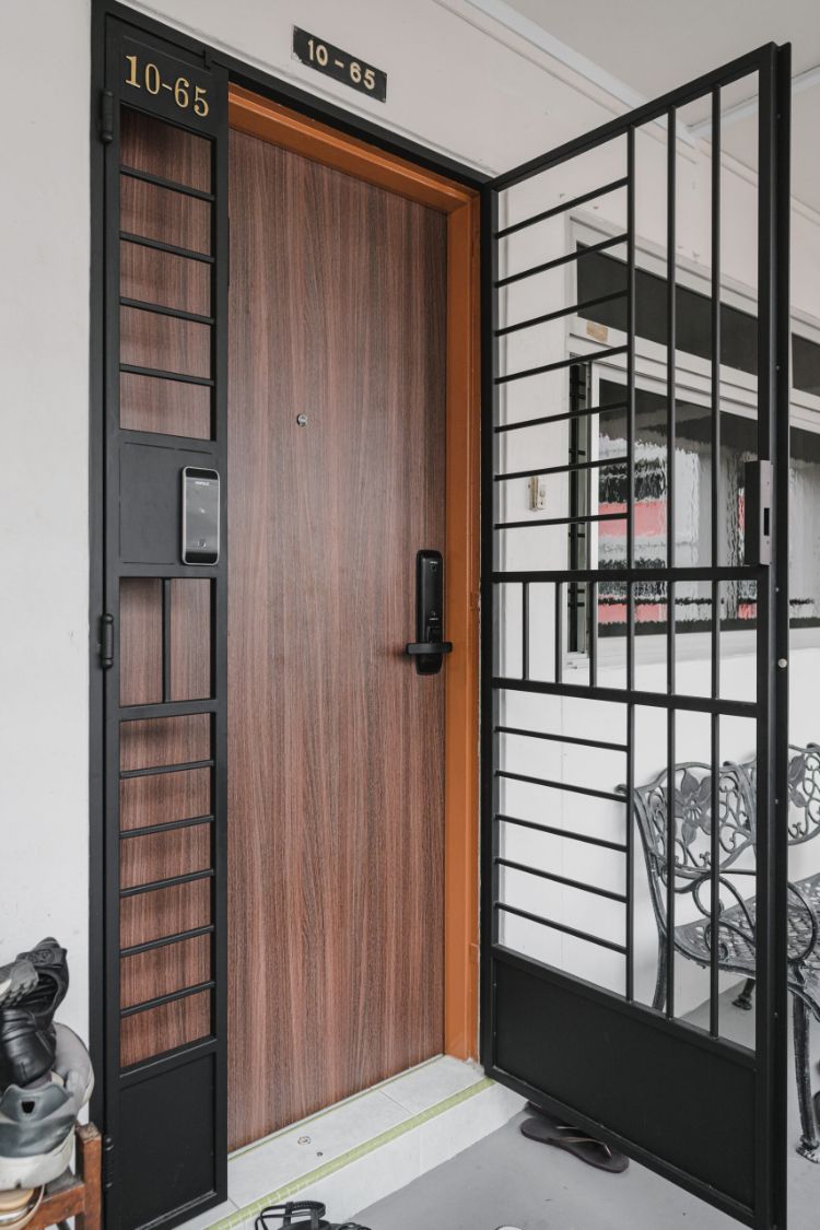 Pintu Hitam Tanpa Kaca Sebagai Pengaman