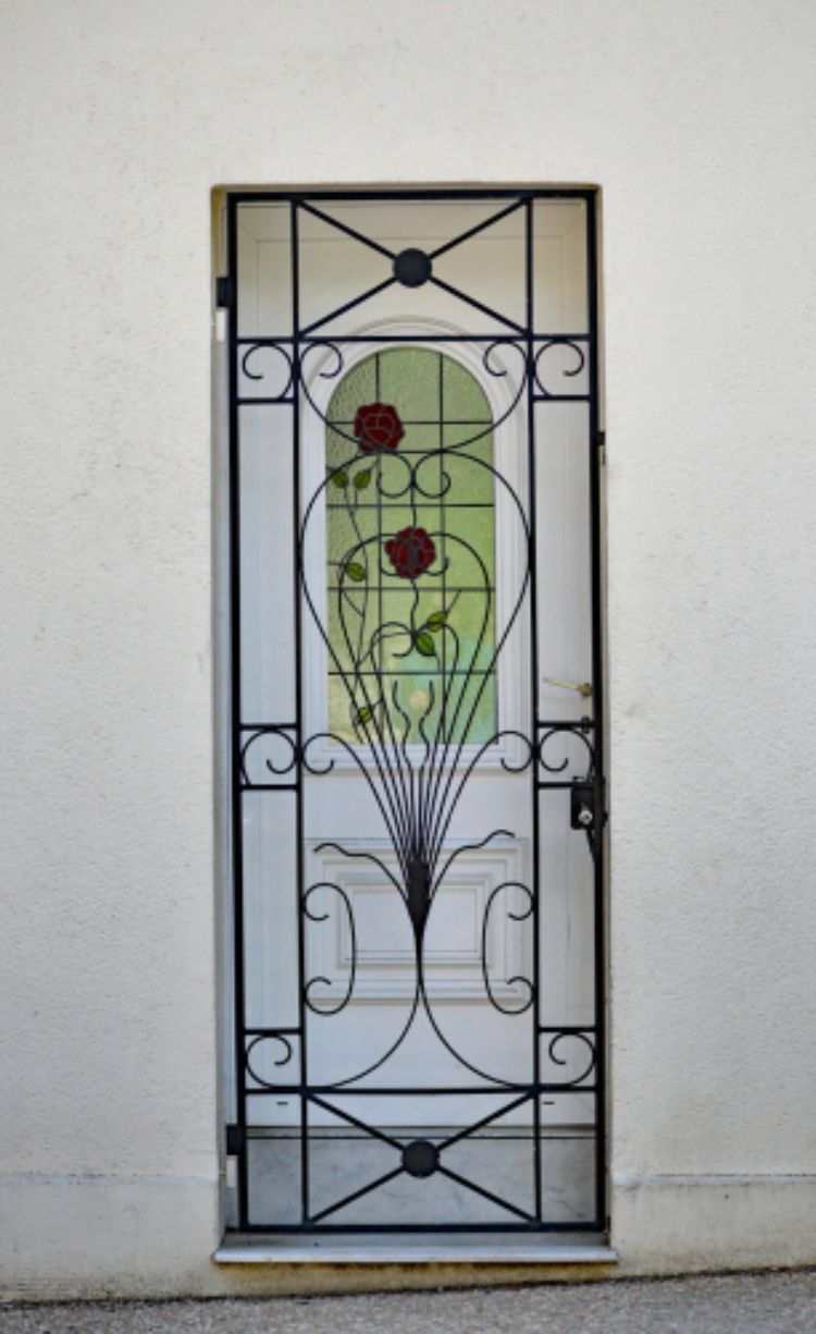 Sentuhan Dekoratif Membuat Pintu Semakin Elok