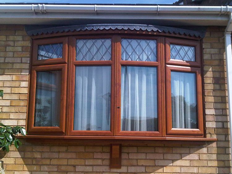 Jendela Kayu Bergaya Bow