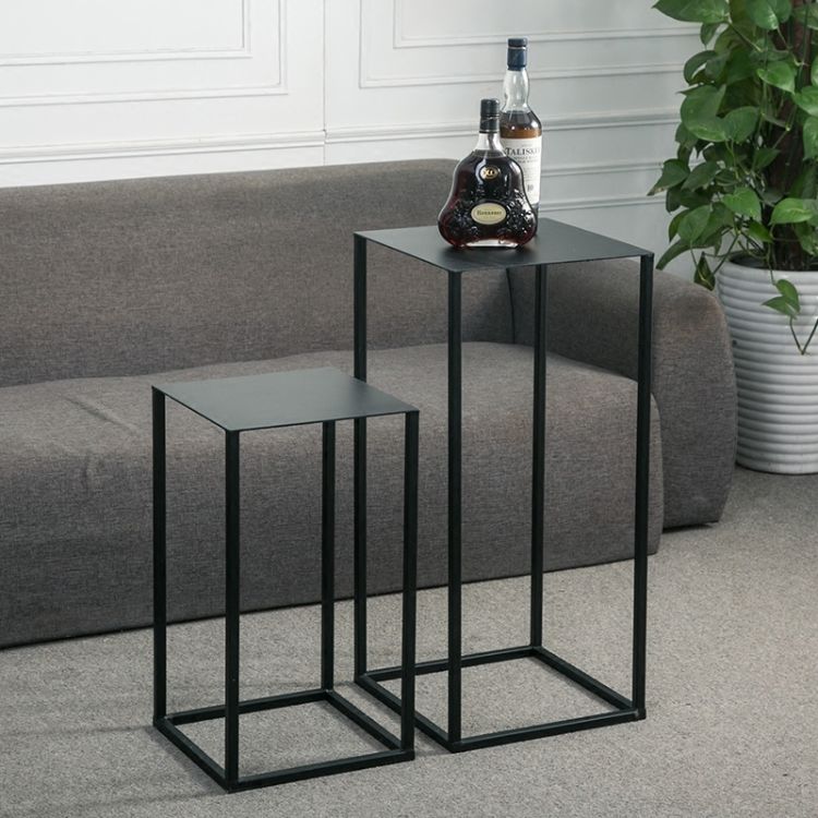 Meja Besi Delapan Kaki