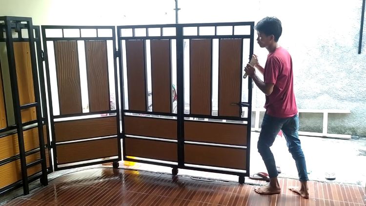 Pagar Dorong Lipat Kayu