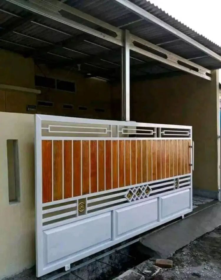 Pagar Dorong Perpaduan Besi dan Kayu