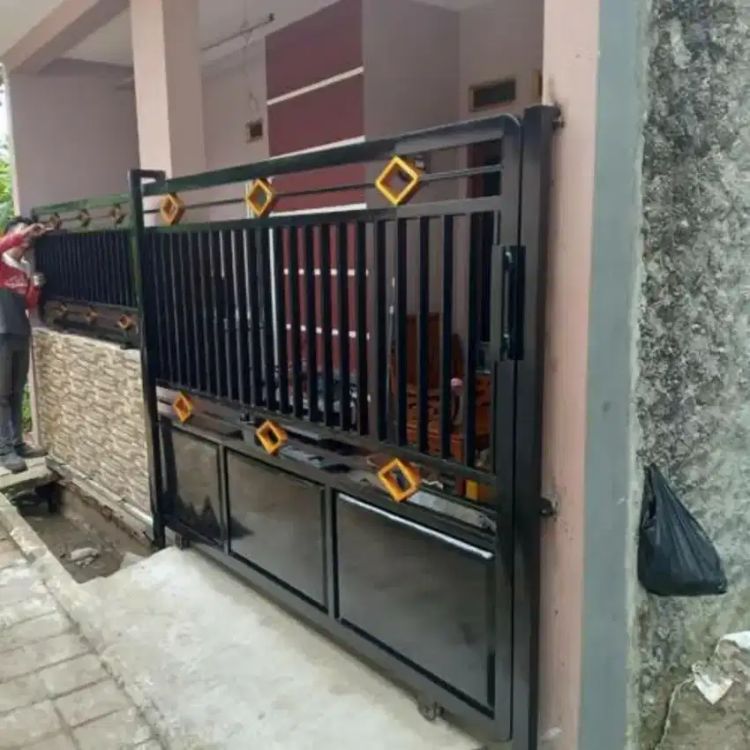 Pagar Dorong Rumah di Gang