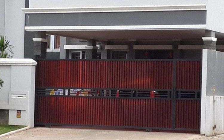 Pagar Dorong Tertutup