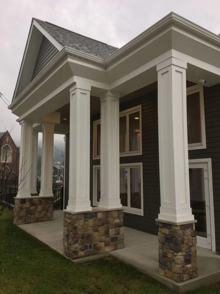 Pilar Putih Kombinasi Batu