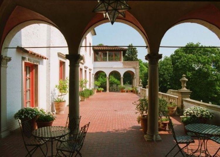 Teras Rumah Ala Villa