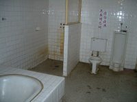 ilmuteknik.id - Cara Membersihkan Lumut di Kamar Mandi dengan Cepat