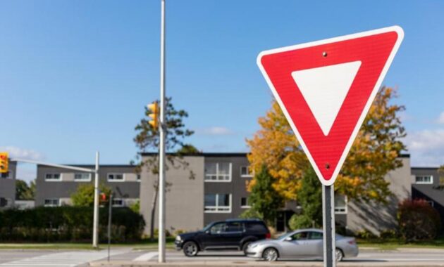 Perbedaan rambu lalu lintas dari segi warnanya