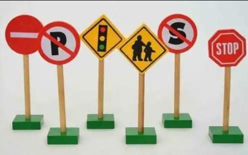 Rambu berwarna merah merupakan bentuk larangan