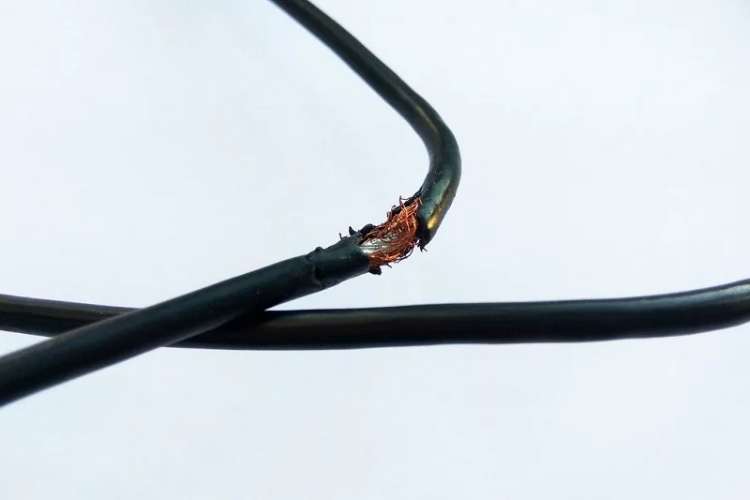 Adanya Kabel Mesin yang Putus