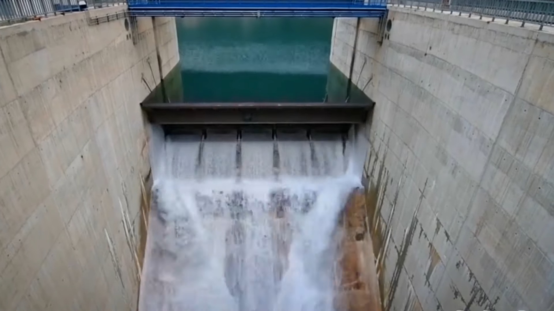 apa yang dimaksud pembangkit listrik tenaga air 2