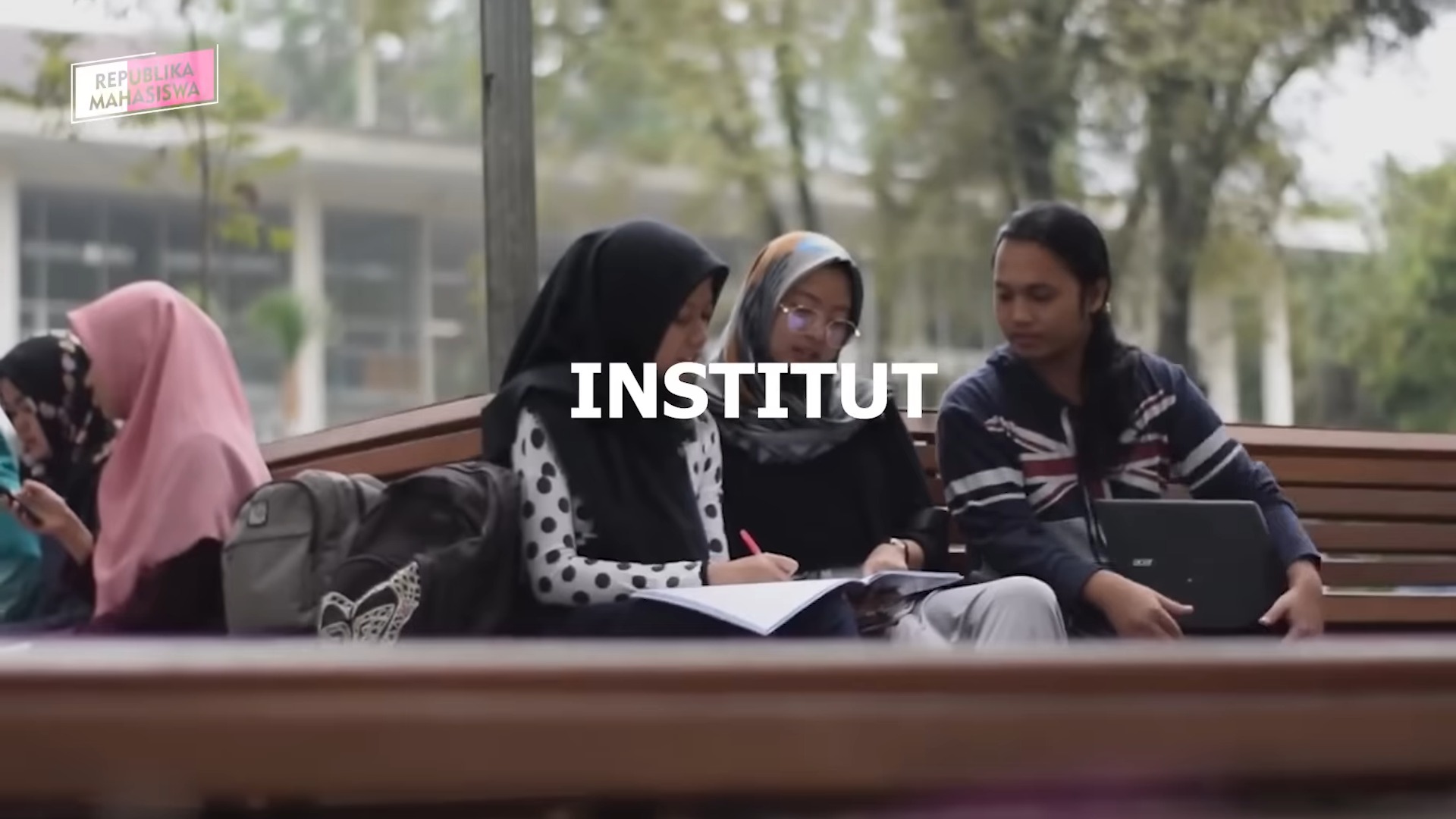 bedanya institut dan universitas 2